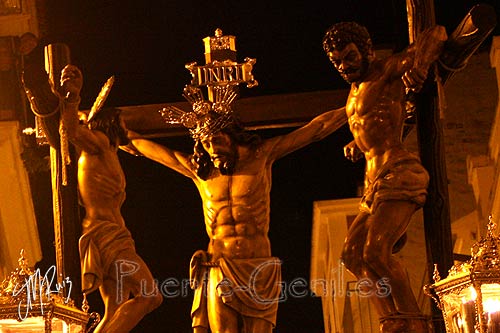 Jesus crucificado en el calvario con Dimas y Getas