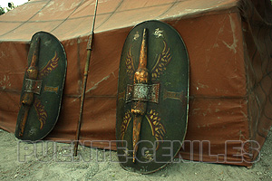 Lanza y escudos romanos