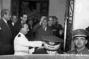 Franco sale del Ayuntamiento de Puente-Genil