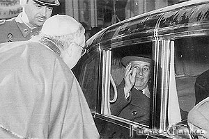 Franco saluda a la Iglesia