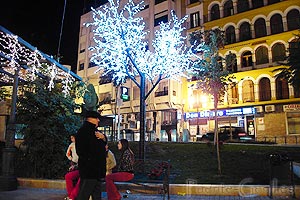 Abuelo paseando de noche