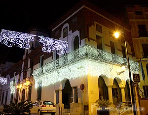 Ayuntamiento iluminado artsticamente en Puente-Genil