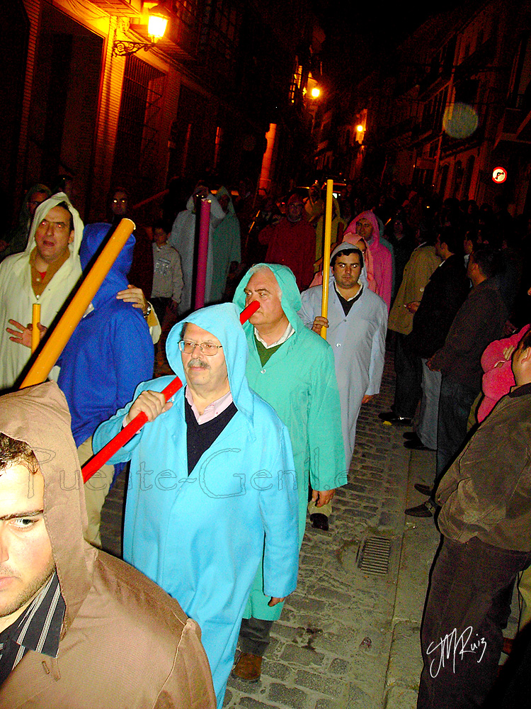 Sábado de transfiguración 03.03.07 - Los Romanos desfilando por la calle Aguilar a la altura de la Iglesia del Hospital, en busca de su casa Cuartel. Sábados de Romanos