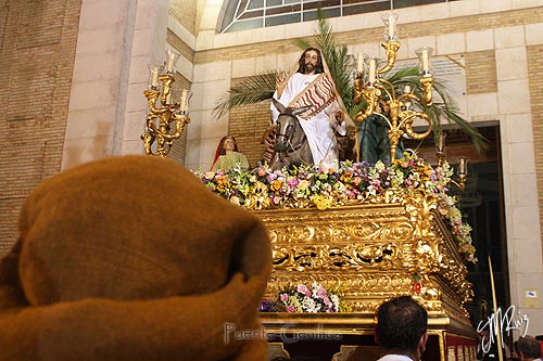 Un costalero observa el encierro de la borriquita en la iglesia de San José. Foto 13.04.2017 Un costalero observa el encierro de la borriquita en la iglesia de San José