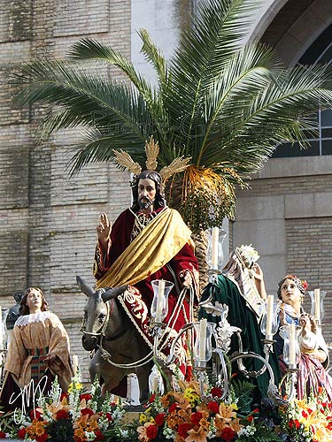 Salida de la Borriquita de San Jos, con tnica roja