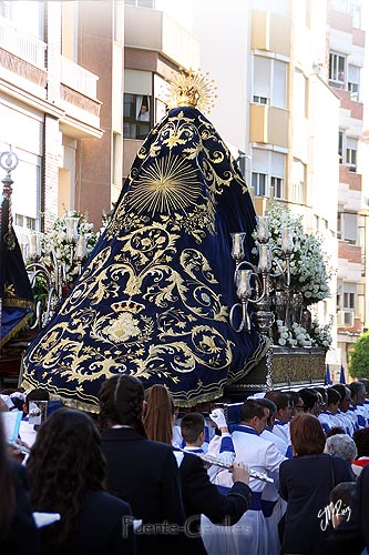 Detalle del manto de terciopelo azul bordado en oro y candelabros de cola, en la Calle Susana Benítez. Foto 13.04.2017 Manto terciopelo azul bordado en oro y candelabros de cola