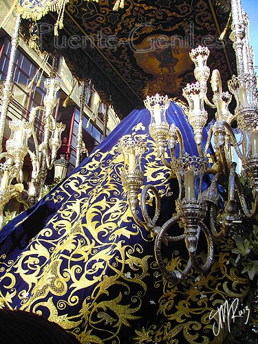 Detalle del manto de la Victoria, realizado en terciopelo azul con ricos bordados en hilo de oro y barrocos candelabros de cola. Foto 08.04.2009 Manto de terciopelo azul con bordados en oro. Virgen de la Victoria