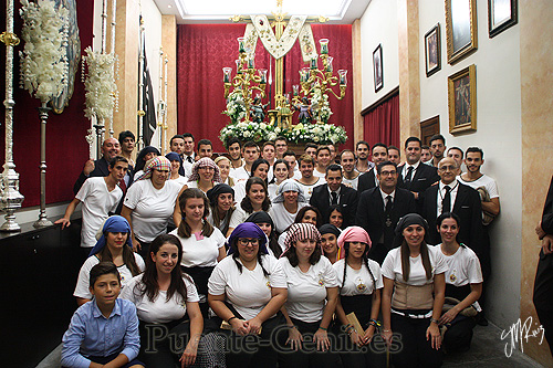 Hermanos y Hermanas que formaron una cuadrilla de costaleros mixta, para portar el paso de la Santa Cruz, foto 12.09.2015 cuadrilla de costaleros mixta, para portar el paso de la Santa Cruz en Puente-Genil