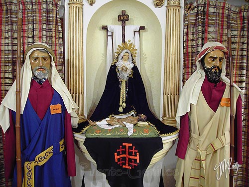 Las imágenes del Santo Sepulcro y la Virgen de las Lágrimas, correspondientes a la Semana Santa Chiquita, se encuentran custodiadas por las figuras del Fariseo y el Publicano El Fariseo y el Publicano Custodian el Santo Sepulcro y la Virgen de las Lágrimas