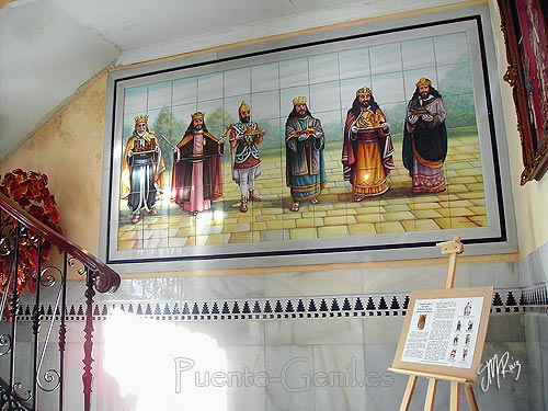 Actractiva e inmaculada entrada de la casa cuartel. Entrada de la casa cuartel los Reyes de Israel y Judá