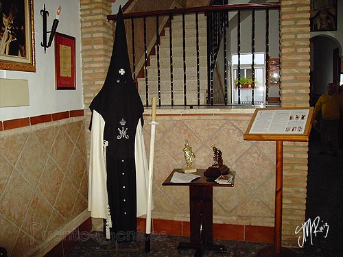 Andaluza y sobria entrada que presenta la casa cuartel de las Tentaciones de Jesús. Entrada que presenta la casa cuartel de las Tentaciones de Jesús