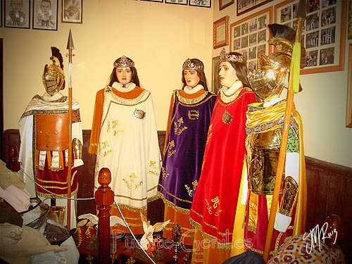 Figuras expuestas del III de la Soledad, escoltadas por dos romanos que poseen