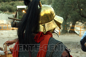 Casco romano de cola de caballo y ala ancha