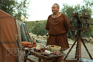 Cocinero romano, delante de una ballesta