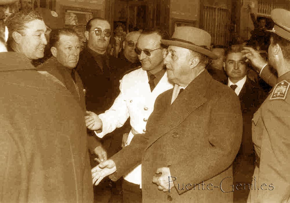 El General Francisco Franco en la puerta de la Casa Consistorial saludando a los políticos. Franco en Puente-Genil