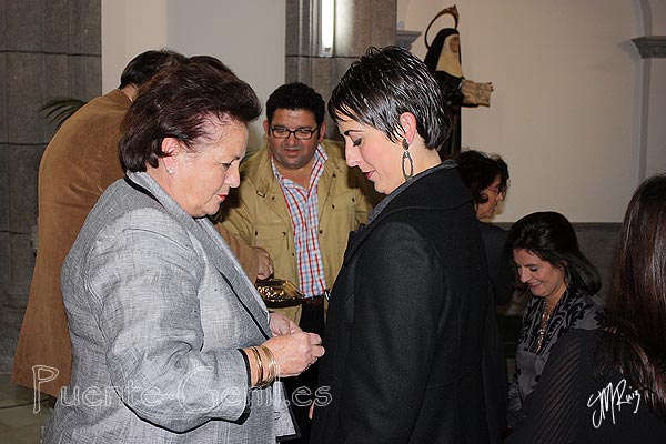 Profesora Mª Ángeles Berral, hace entrega de las insignias del centro a los alumnos. Profesora Mª Ángeles Berral, hace entrega de las insignias del centro a los alumnos