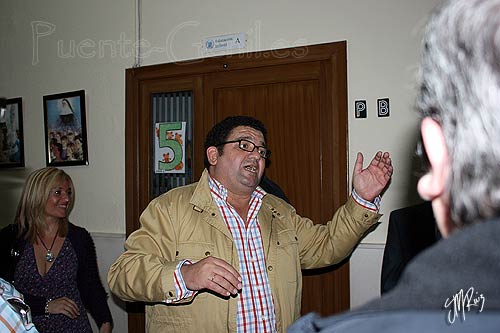 El Director D. Antonio Guerra, ensendonos el estado actual del colegio.