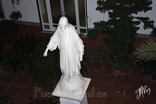 Corazón de Jesús, ubicado en el centro del patio de luz del colegio Compañía de María. Corazón de Jesús, ubicado en el centro del patio de luz del colegio Compañía de María.