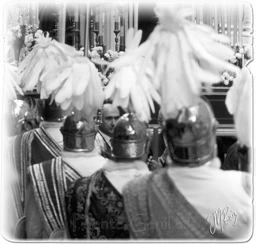 Imperio Romano, desfilando marcialmente un Viernes Santo por las calles de Puente-Genil. Imperio Romano, desfilando marcialmente un Viernes Santo por las calles de Puente-Genil.
