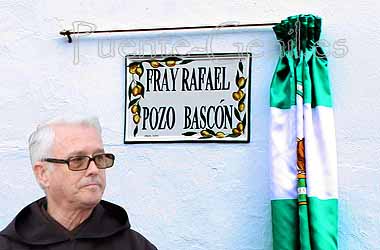Fray Rafael Pozo Bascón, bajo el rótulo de la calle del mismo nombre en la localidad de Sotogordo. Fray Rafael Pozo Bascón, bajo el rótulo de la calle del mismo nombre en la localidad de Sotogordo.