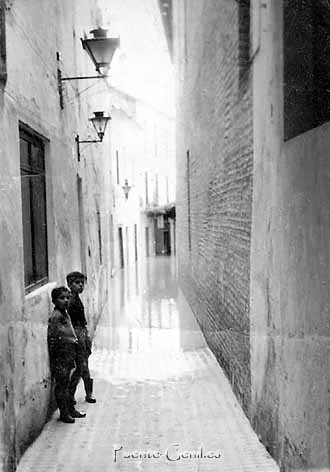 Calle Arcos. Dos niños observan atentos como el agua avanza hacia la calle Don Gonzalo. Calle Arcos. Dos niños observan atentos como el agua avanza hacia la calle Don Gonzalo.